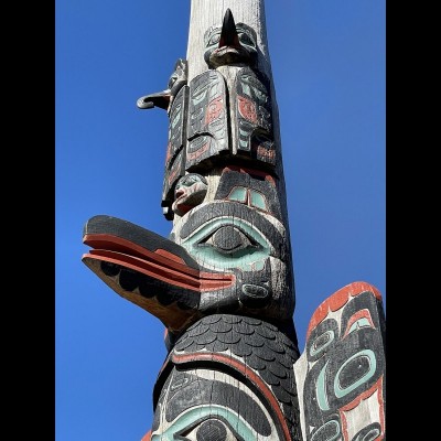 The&nbsp;Chief Johnson&nbsp;Totem&nbsp;Pole was raised in 1901 at a potlatch attended by 500 people. It has since become one of the most photographed totem in the world. This second version was carved by Israel Shotridge in 1989. It tells the story of Fog Woman who married Raven.