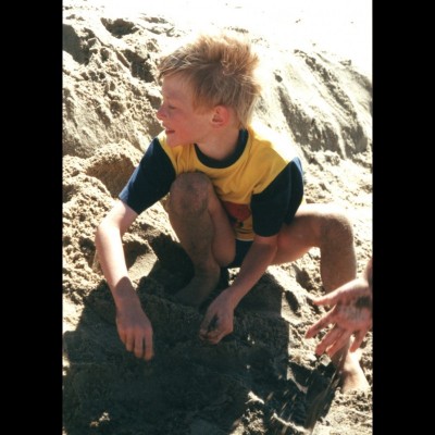 A young Joschua Kn&uuml;ppe playing in the sand and dreaming of ancient beasties.